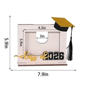 Houten fotoframe voor afstuderen Klasse 2026 met kwastje en afmetingen weergegeven