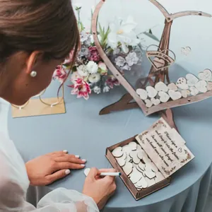 Set libro degli ospiti per matrimonio in legno a cuore con cornice in acrilico