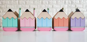 Set aus bunten hölzernen Schreibtisch-Organizern in Bleistiftform in Pastellfarben