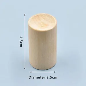 Dettaglio diffusore di aromi in legno cilindrico: altezza 4,5cm e diametro 2,5cm.