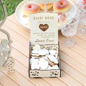 Vue détaillée du livre d'or de mariage en bois rustique avec petits cœurs blancs