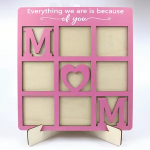 Vista detallada de un adorno MOM de madera rosa con una frase sentida para decorar el hogar.