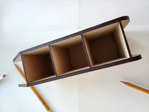Detailansicht von oben: hölzerner Schreibtisch-Organizer mit drei Fächern