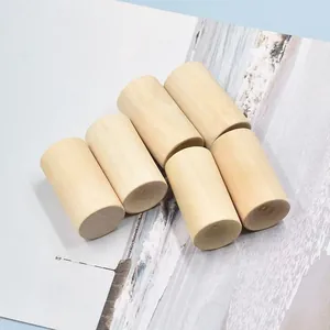 Primo piano di sei diffusori per aromaterapia in legno naturale su carta da spiaggia