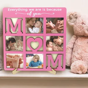 Primer plano de un marco de fotos rosa de madera con 9 rejillas y el diseño 'MOM'
