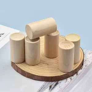 Diffusori cilindrici in legno naturale per oli essenziali su vassoio decorativo rustico