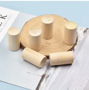 Dettaglio di sei blocchi diffusori cilindrici in legno naturale su base di legno