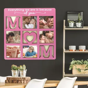 Marco de fotos rosa de madera con nueve rejillas y letras 'MOM' en una habitación