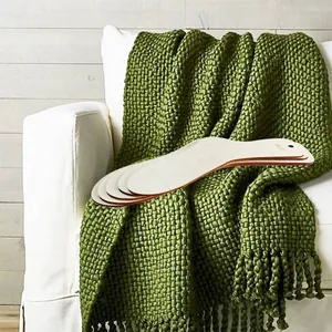 Bloqueurs de chaussettes en bois pour tricot sur fond de couverture en maille verte.