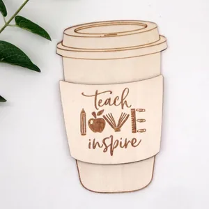 Houten lerarencadeau in de vorm van een koffiekop met Teach Love Inspire gravure