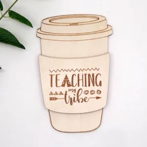 Houten koffiekopje-vormige plaquette met gegraveerde Teaching My Tribe tekst voor leraar
