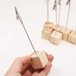 Creatieve houten kubus kaarthouder met krokodillenklem voor tafelnummers en notities