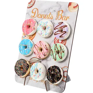 Soporte profesional de madera para donuts con nueve clavijas y acabado mármol