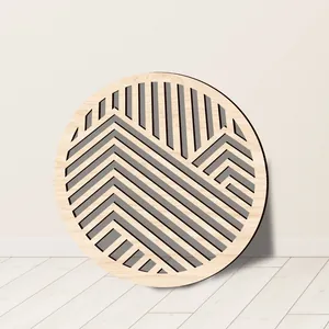 Primer plano de la textura geométrica calada de una decoración de pared circular de madera.