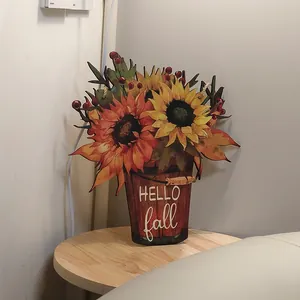 Λεπτομερής προβολή της ξύλινης επιγραφής Hello Fall με ηλίανθους και φθινοπωρινά φύλλα