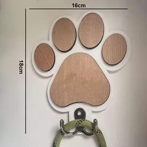 Detalle del colgador de pared de madera con forma de pata de perro, 18 cm por 16 cm