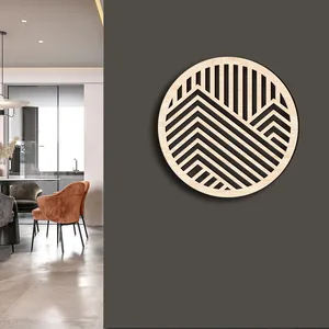 Detalle de arte de pared circular de madera con patrón de montaña sobre pared gris