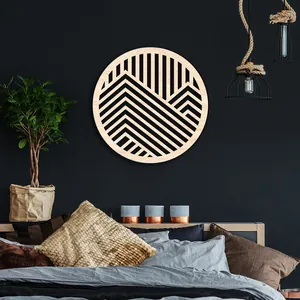 Detalle de decoración de pared circular de madera con patrones geométricos tallados.
