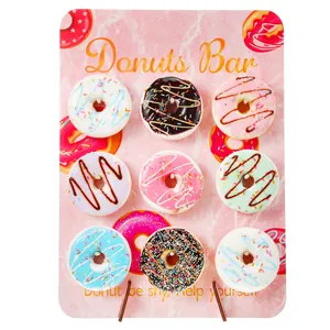 Pared de madera rosa para donuts con diseño de mármol decorativo y nueve soportes de madera