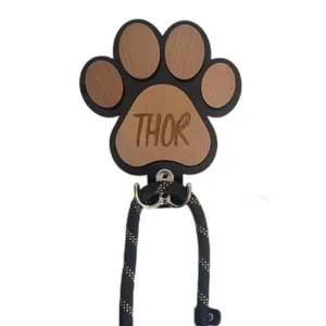 Gancho de pared personalizado con forma de pata para correas y abrigos de perro grabado.