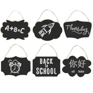 Set di 6 mini ciondoli decorativi in legno a lavagna con disegni in stile gesso per la scuola