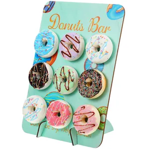 Soporte de madera para donuts con donas decorativas de colores para fiestas