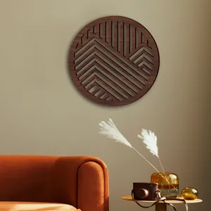 Arte de pared circular de madera minimalista con un diseño de paisaje de montaña hueco.