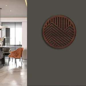 Primer plano de un arte de pared circular de madera con patrones de montaña en 3D.