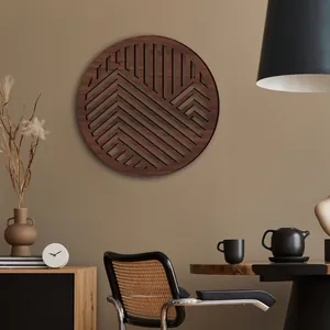 Decoración de pared redonda de madera hueca en un ambiente de hogar minimalista.