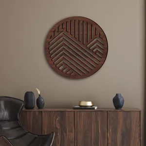 Vista detallada de arte de pared redondo de madera con montañas geométricas en sala moderna.