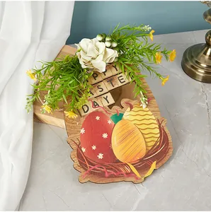 Gros plan d'une plaque de porte de Pâques en bois avec fleurs et œufs peints