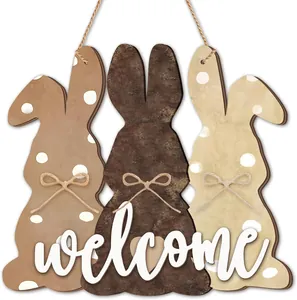 Nahaufnahme von Oster-Holzhasen-Türschild mit weißem Welcome-Schriftzug und Juteschleifen