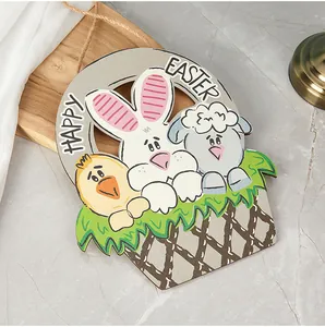 Vue détaillée de la décoration de Pâques en bois avec lapin, agneau et poussin mignons