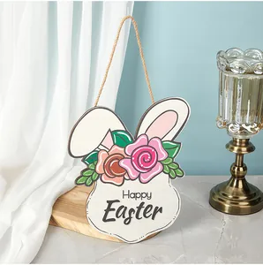 Gros plan d'une plaque de Pâques en bois en forme de lapin avec fleurs et Happy Easter