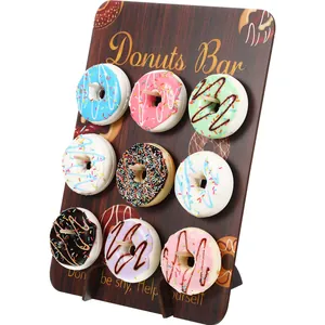 Soporte de madera para donuts con nueve modelos de donuts para decorar fiestas.