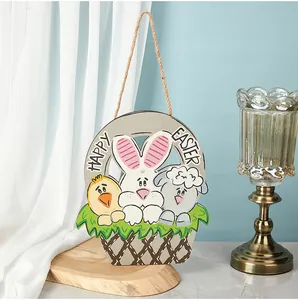 Vue détaillée d'une suspension de porte de Pâques en bois avec lapin et poussin