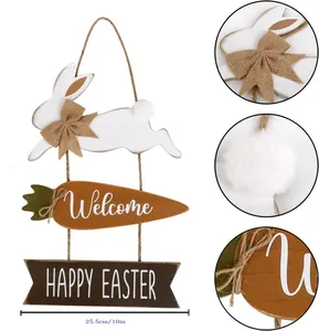 Detailansicht eines hölzernen Osterhasen-Türschilds mit Welcome- und Ostergrüßen