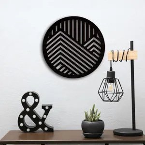 Detalle de un moderno arte de pared circular de madera hueca con diseño de montaña