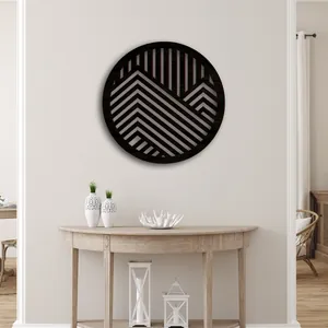 Decoración de pared creativa de madera con paisaje de montaña geométrico en un salón moderno