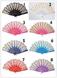 Vista detallada de ocho abanicos plegables de encaje de lujo con elegante estampado dorado en varios colores