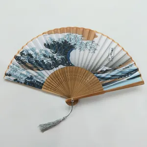 Detalle del abanico plegable de bambú con el diseño de la gran ola de Kanagawa y borla