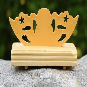 Detalle de un soporte decorativo de madera tallada para abanico plegable afuera.