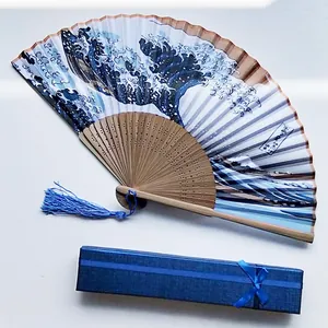 Elegante abanico de bambú Gran Ola de Kanagawa con caja de regalo azul a juego.
