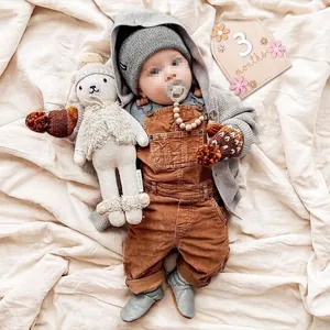 Hölzerne Baby Meilensteinkarte mit 3 Monaten und Gänseblümchen für Neugeborenenfotografie