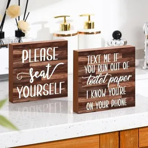 Primo piano di targhe in legno per il bagno in stile rustico con frasi divertenti inglesi