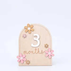 Hölzerne Baby-Meilensteinkarte mit Gänseblümchen und 3-Monats-Gravur für Fotos.