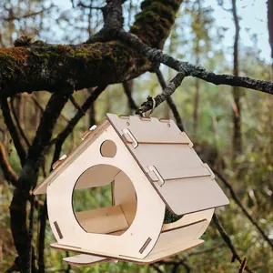 Rustiek handgemaakt houten vogelhuisje om op te hangen voor in de tuin en nesten