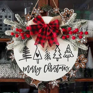 Kerst deurkrans van hout met Merry Christmas bord en geruite strik versiering.