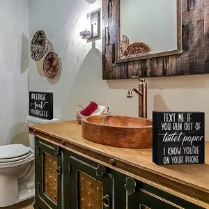 Due divertenti insegne in legno rustico per il bagno con testo umoristico sul lavabo
