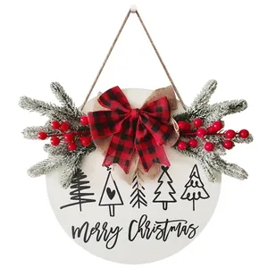 Rustiek houten Merry Christmas deurbord met rood-zwarte strik en rode bessen